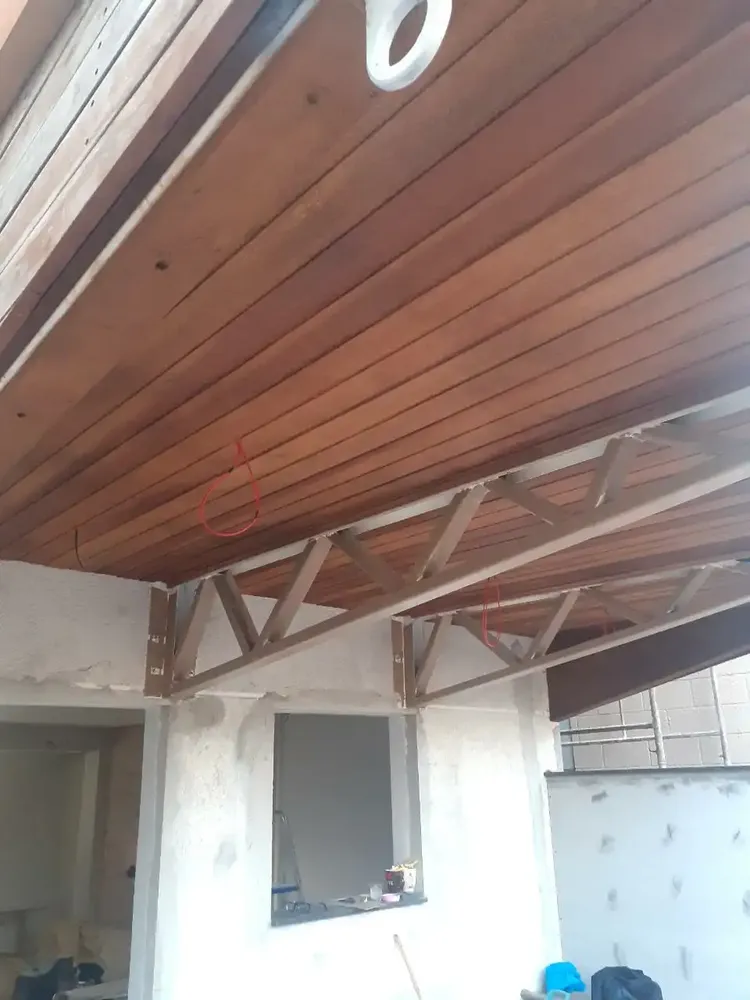 Cobertura com treliça mista de madeira e aço